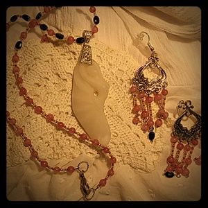 😘😍 Carved Faerie Pendant & earrings